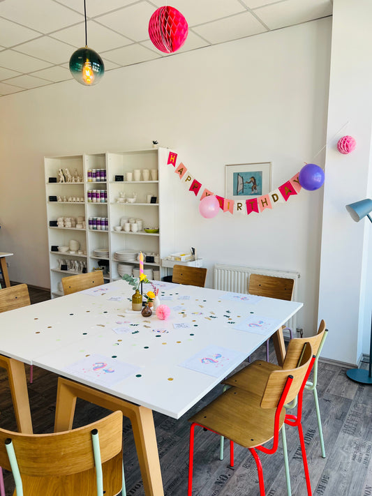 Kindergeburtstag mit Keramik bemalen: Kreativer Spaß für kleine Künstler 🎨🎂
